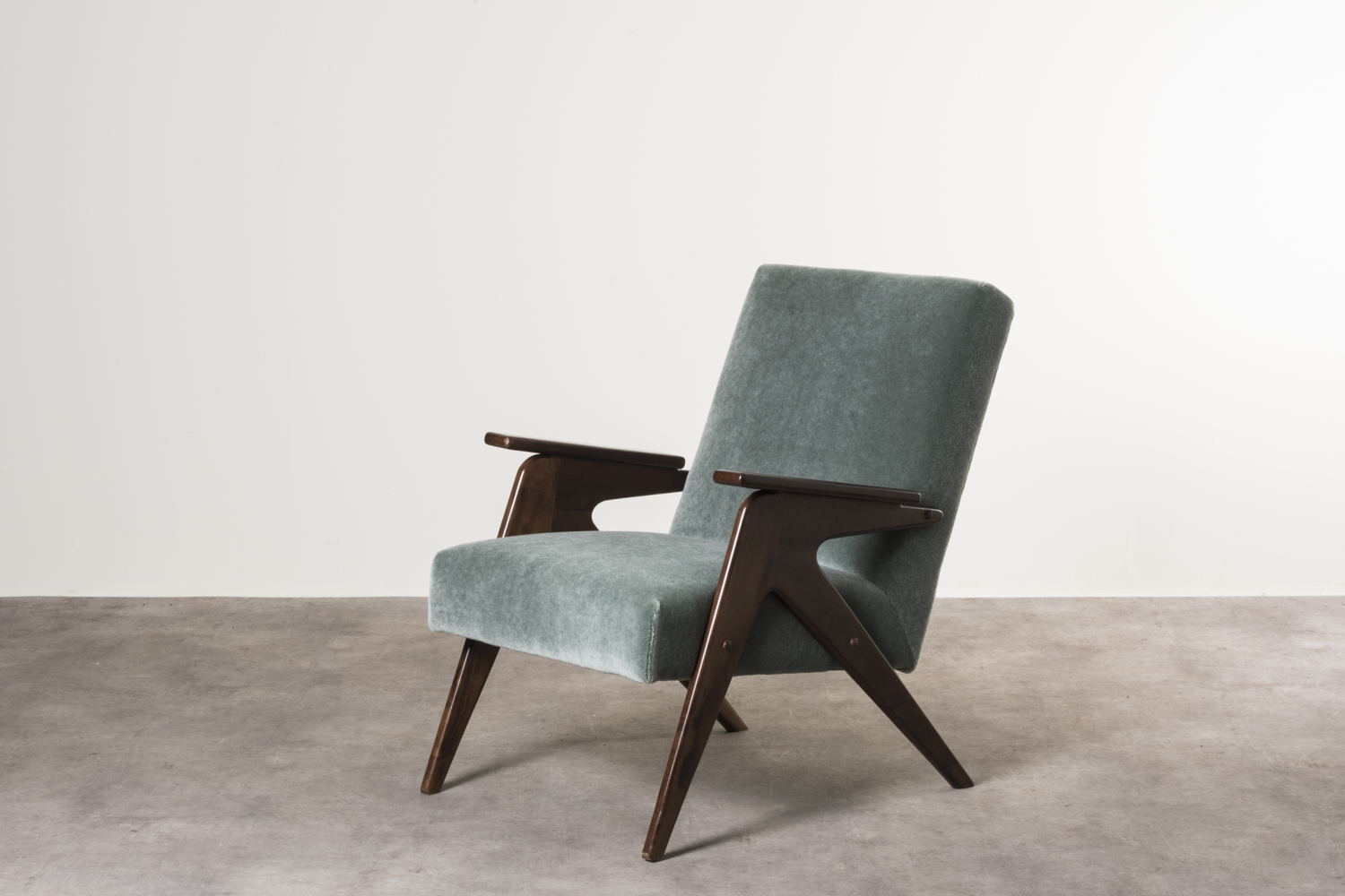 Tridente armchair - P9, 1948 by Lina Bo Bardi and Giancarlo Palanti - Studio d'Arte Palma at Nilufar at Design Miami.Paris 2024. Image courtesy of Nilfuar