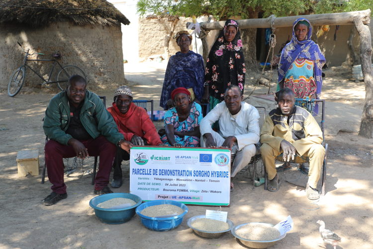 [L-R]: Mr Yalaly Traore and Members of the ULPC Union in Wakoro.