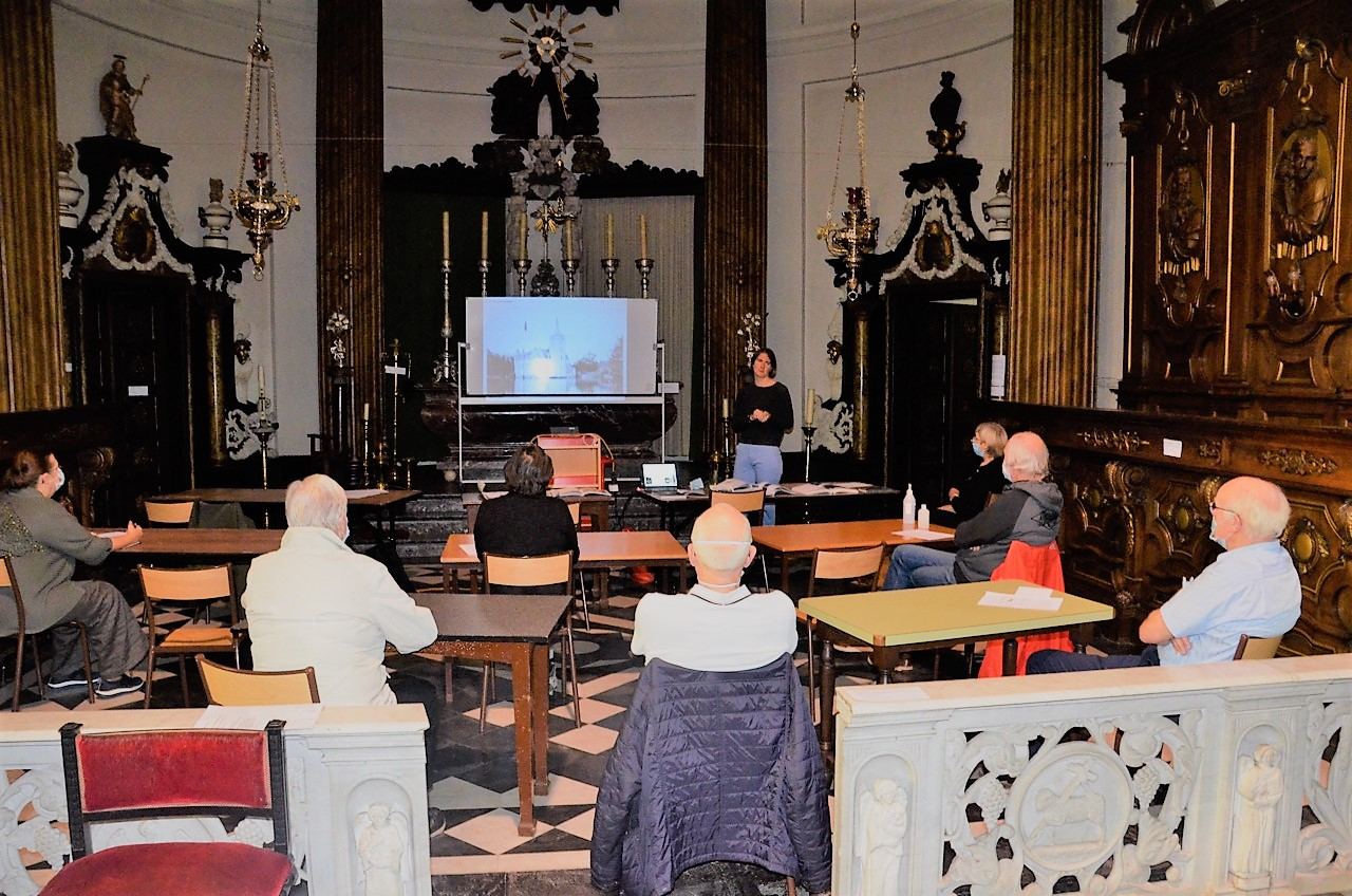 Louise Goegebeur van De Nieuwe Opdrachtgevers komt samen met de opdrachtgeversgroep. . Samen beslissen ze welke richting ze opgaan met het kunstwerk. Louise Goegebeur van De Nieuwe Opdrachtgevers komt samen met de opdrachtgeversgroep. . Samen beslissen ze welke richting ze opgaan met het kunstwerk.