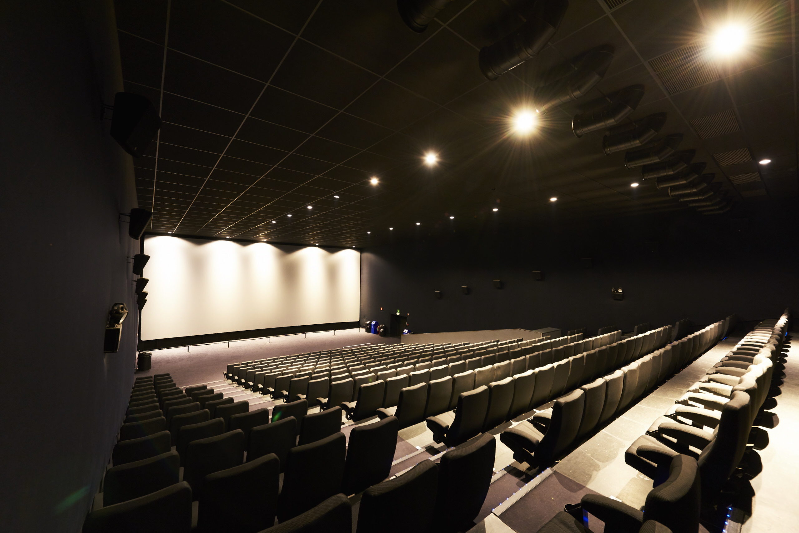 UGC OPENT VANAVOND OFFICIEEL HÉT ENTERTAINMENTCENTER VAN DE KEMPEN IN