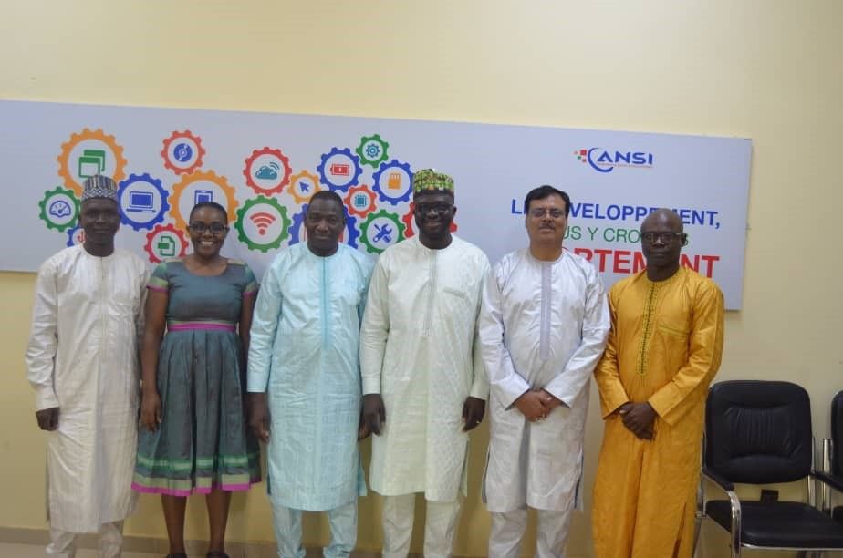 Mr Aminoulaye Mounkalia, ANSI (far left) and Mr Ibrahima Guimba, Director General of ANSI (fourth from left) with the ICRISAT team.