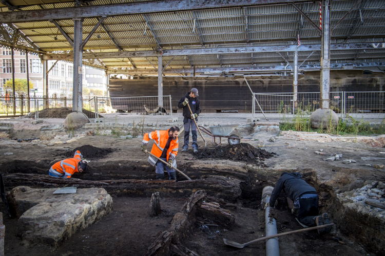 Archeologen leggen het houten wegdek van de middeleeuwse Zakstraat bloot. Deze weg liep recht naar de aanlegsteigers aan de Schelde. ©Stad Antwerpen, foto Frederik Beyens