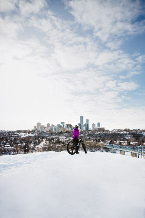 Fat biken met uitzicht op Edmonton. Een van de leukste winteractiviteiten in de stad. (Credit: EEDC)