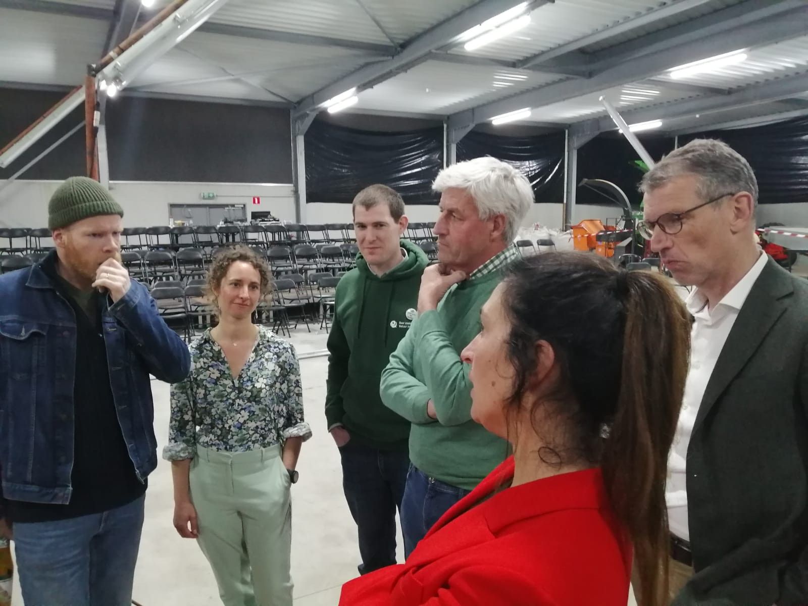 Première 'Wortels', met van links naar rechts: acteur Bruno Vanden Broeck, Sanne Govaert (Natuurpunt), Matthias D'haese en Hendrik Vandamme (ABS), Vlaams minister Zuhal Demir en Joris Relaes (ILVO) Première 'Wortels', met van links naar rechts: acteur Bruno Vanden Broeck, Sanne Govaert (Natuurpunt), Matthias D'haese en Hendrik Vandamme (ABS), Vlaams minister Zuhal Demir en Joris Relaes (ILVO)