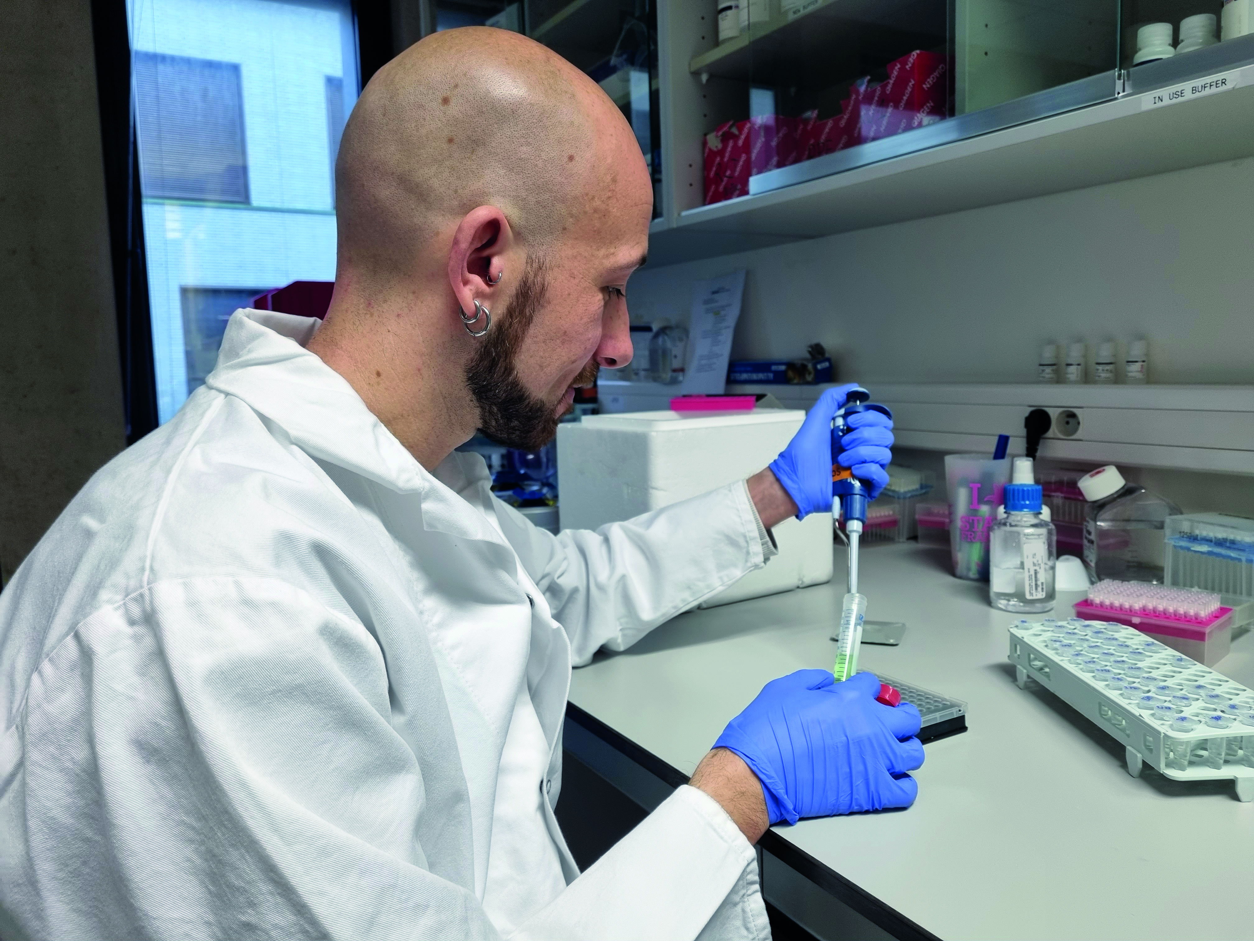 Onderzoeker Marcello Delfini werkt in het lab aan mechanismen van resistentie tegen immuuntherapie. ©️Ilse Boeren