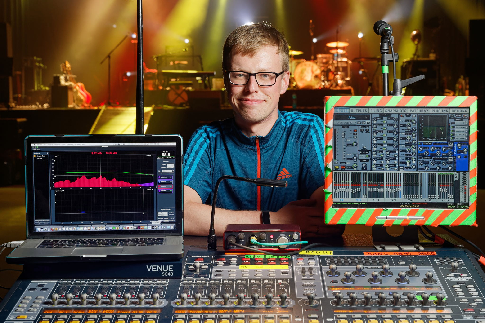 Benjamin Henze als Monitor-Manager auf der Alexander Knappe „Ohne Chaos keine Lieder“-Tour.
Benjamin Henze als Monitor-Manager auf der Alexander Knappe „Ohne Chaos keine Lieder“-Tour.
