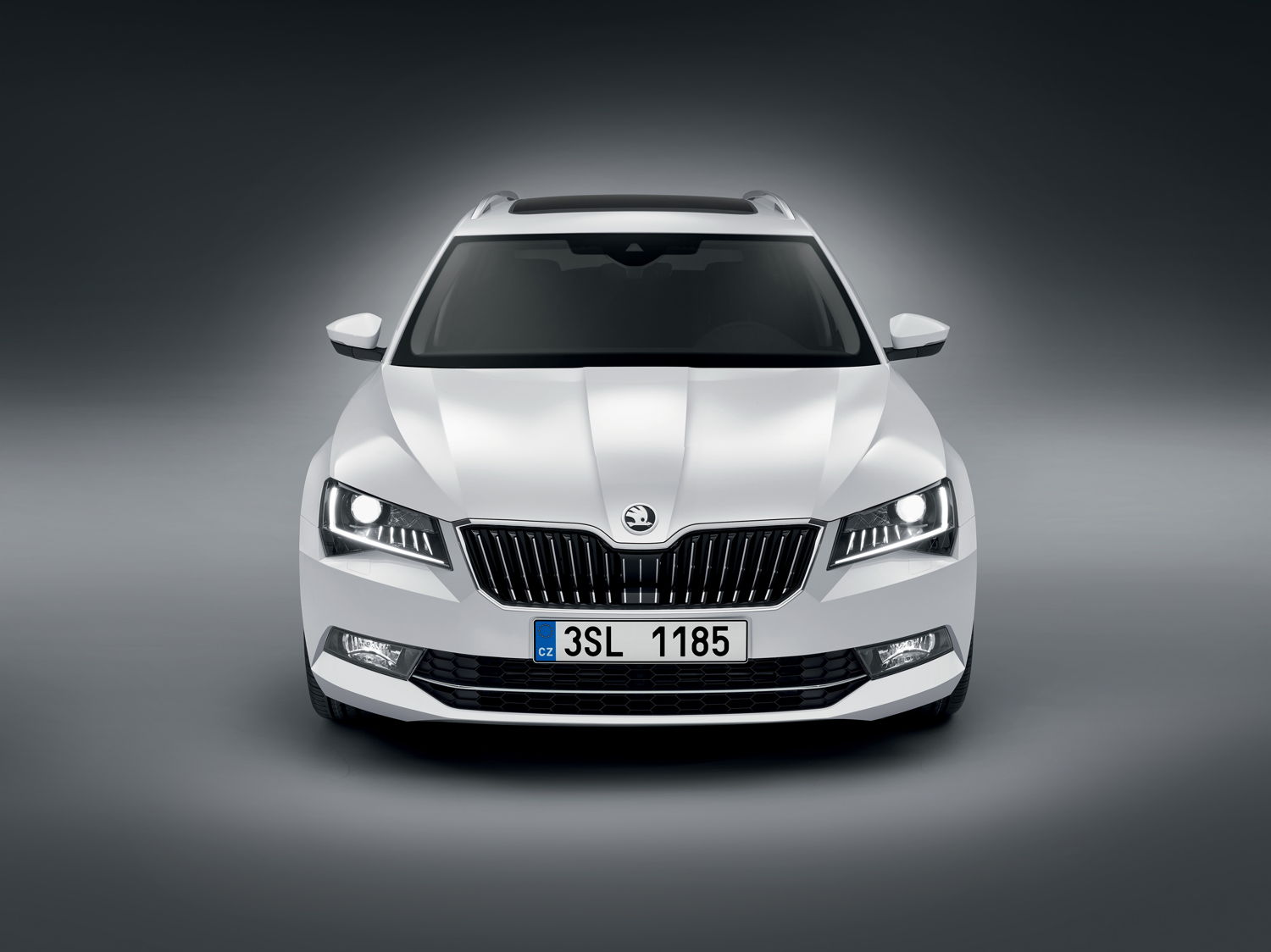 The lower, wider and significantly more three-dimensionally shaped radiator grille underlines the new confidence of the brand and model. The bonnet has a strong three-dimensional shape.
