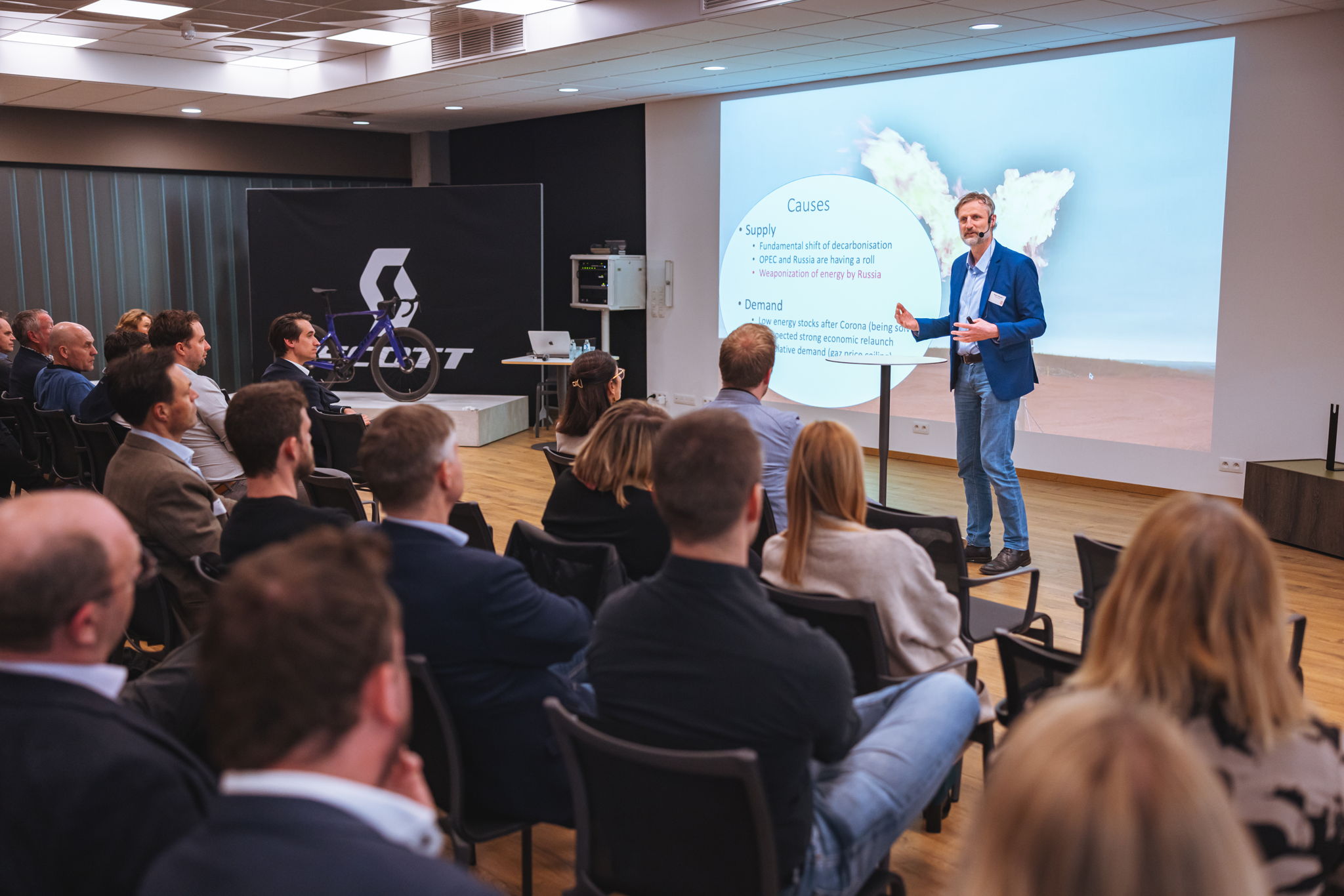 Econoom Koen Schoors kwam spreken voor een groep van 70 Vlaams-Brabantse ondernemers © Say Cheese Econoom Koen Schoors kwam spreken voor een groep van 70 Vlaams-Brabantse ondernemers © Say Cheese