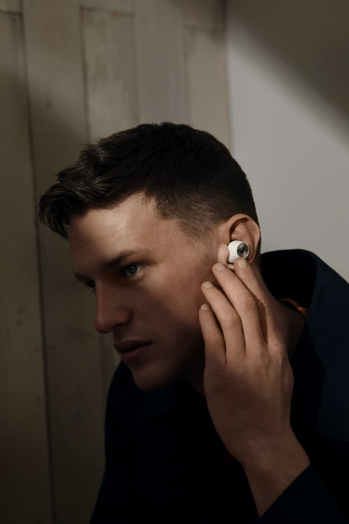 Neben Lautstärke, Musik und Anrufen lassen sich mit den MOMENTUM True Wireless 2 auch smarte Sprachassistenten wie Siri und Google Assistant individuell steuern Neben Lautstärke, Musik und Anrufen lassen sich mit den MOMENTUM True Wireless 2 auch smarte Sprachassistenten wie Siri und Google Assistant individuell steuern