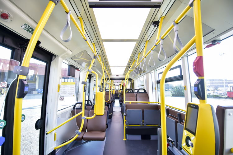 Met zijn 24 meter lengte en een capaciteit van 137 reizigers biedt de trambus het ruimtegevoel van een tram. De zetels in recuperatieleder zorgen voor extra comfort aan boord. Met zijn 24 meter lengte en een capaciteit van 137 reizigers biedt de trambus het ruimtegevoel van een tram. De zetels in recuperatieleder zorgen voor extra comfort aan boord.