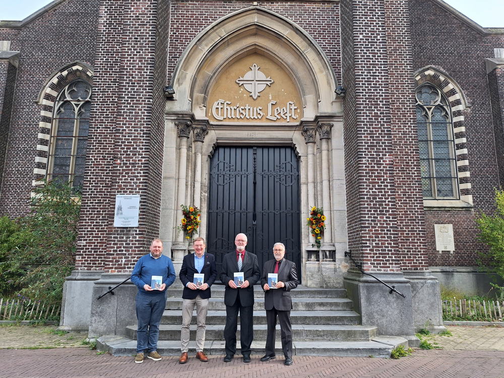 vlnr. Serge Migon (Provincie), Jo Rombouts (Provincie), pastoor Johan Goedefroot, auteur Jan Van Lancker