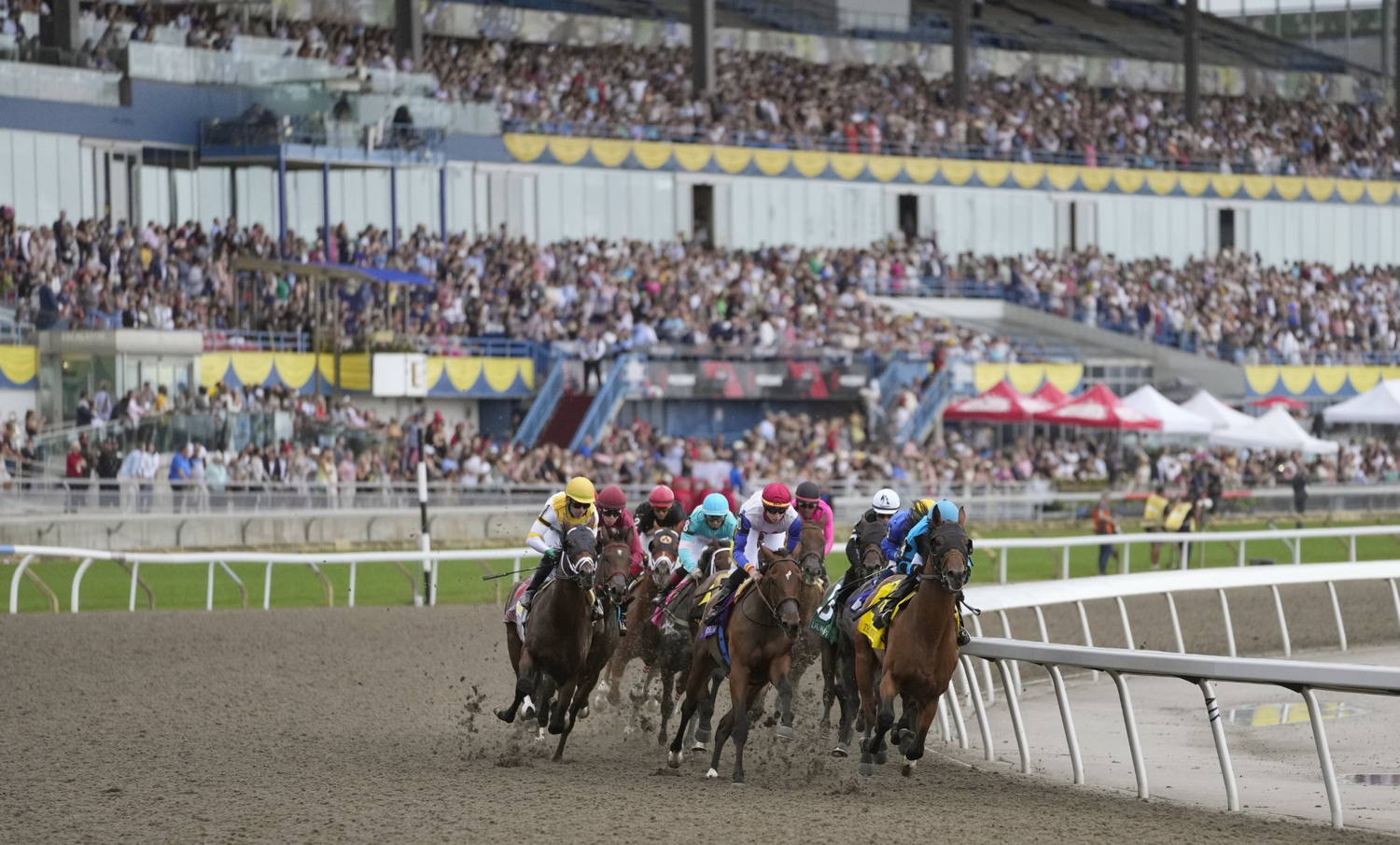 Horses enter the first turn during the 2022 163rd running of The Queen's Plate at Woodbine Racetrack. (Michael Burns photo)