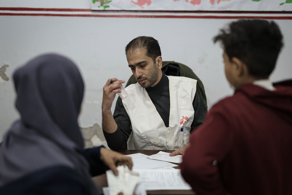 Dr. Khaled Al-Shawwa is conducting a medical consultation at the MSF clinic in Gaza City, providing care to patients. Location: Palestinian Territories| Date: 30/12/2024| Photographer: Motassem Abu Aser