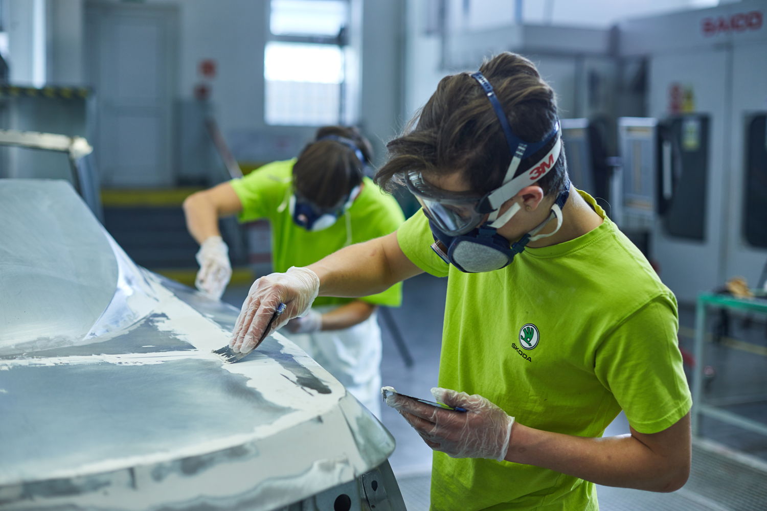 After a break of around two months, the apprentices and their teachers can now partially resume work on the seventh Student Car. The apprentices of the ŠKODA vocational school began transforming the body of the ŠKODA SCALA into their Spider version at the beginning of the year (photo).