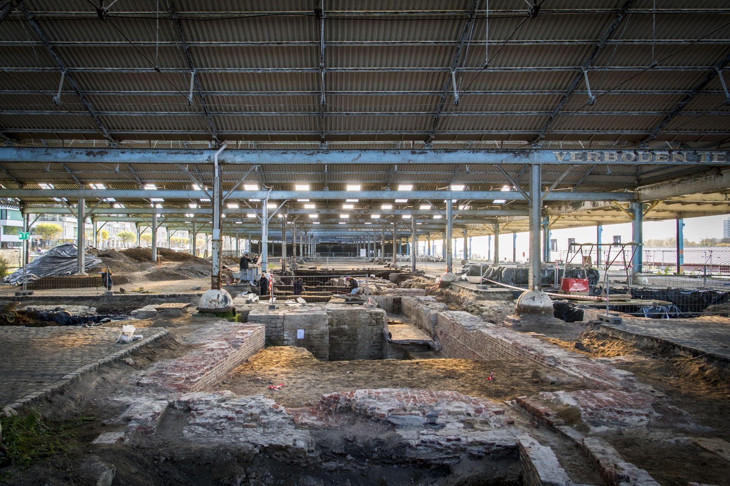 Zicht op de goed bewaarde resten van de burchtmuur. Tijdens het onderzoek kon de exacte locatie worden vastgesteld en kwam de noordelijke poortdoorgang aan het licht. ©Stad Antwerpen, foto Frederik Beyens