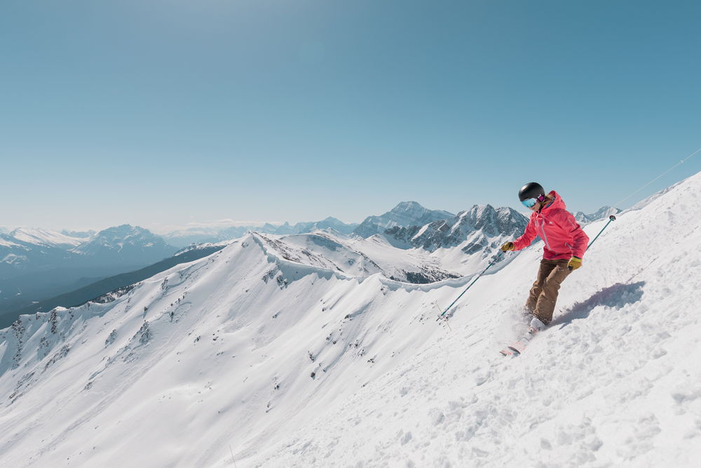 Skiën door de verse poedersneeuw van de Canadese Rockies (Credit: Marmot Basin)