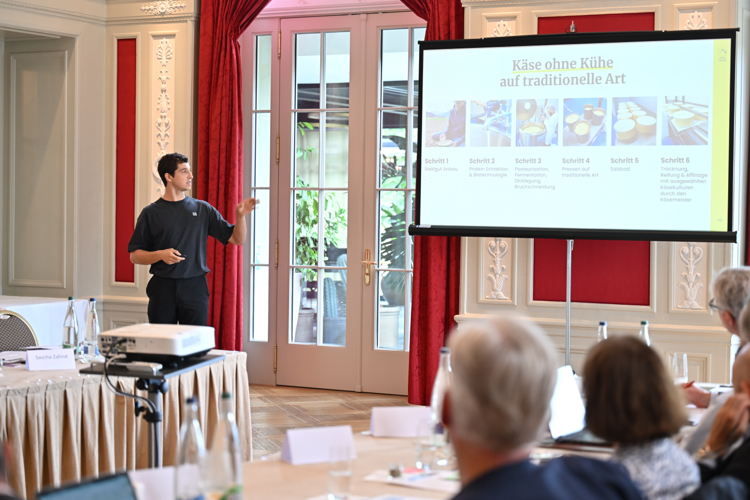 Co-Gründer und CEO von New Roots Freddy Hunziker beim Pitch