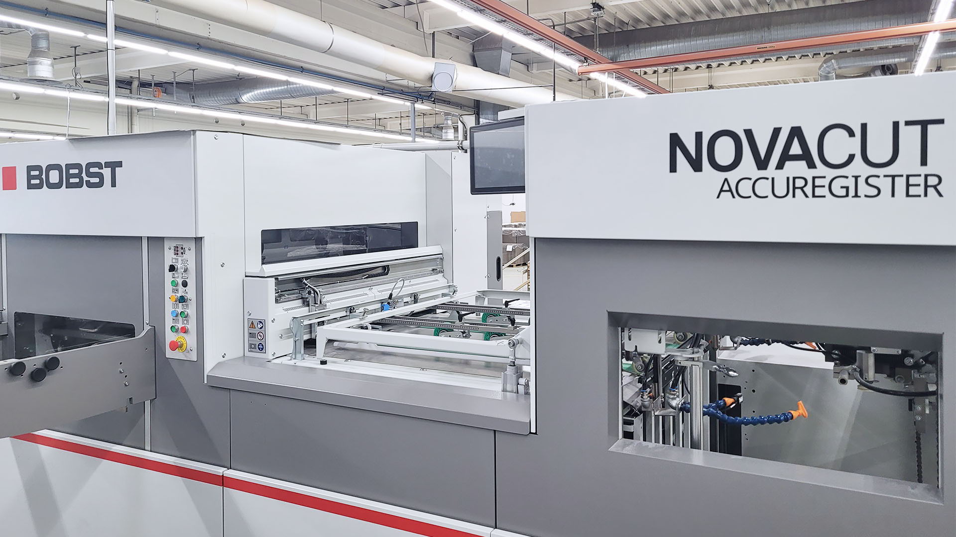 The ‘contactless’ ACCUREGISTER register system of its BOBST NOVACUT 106 ER flat-bed cutter-creaser allows Höhn Display + Packaging a great deal of flexibility for processing a wide range of materials. With the cut-to-print registers, even print tolerances are compensated.