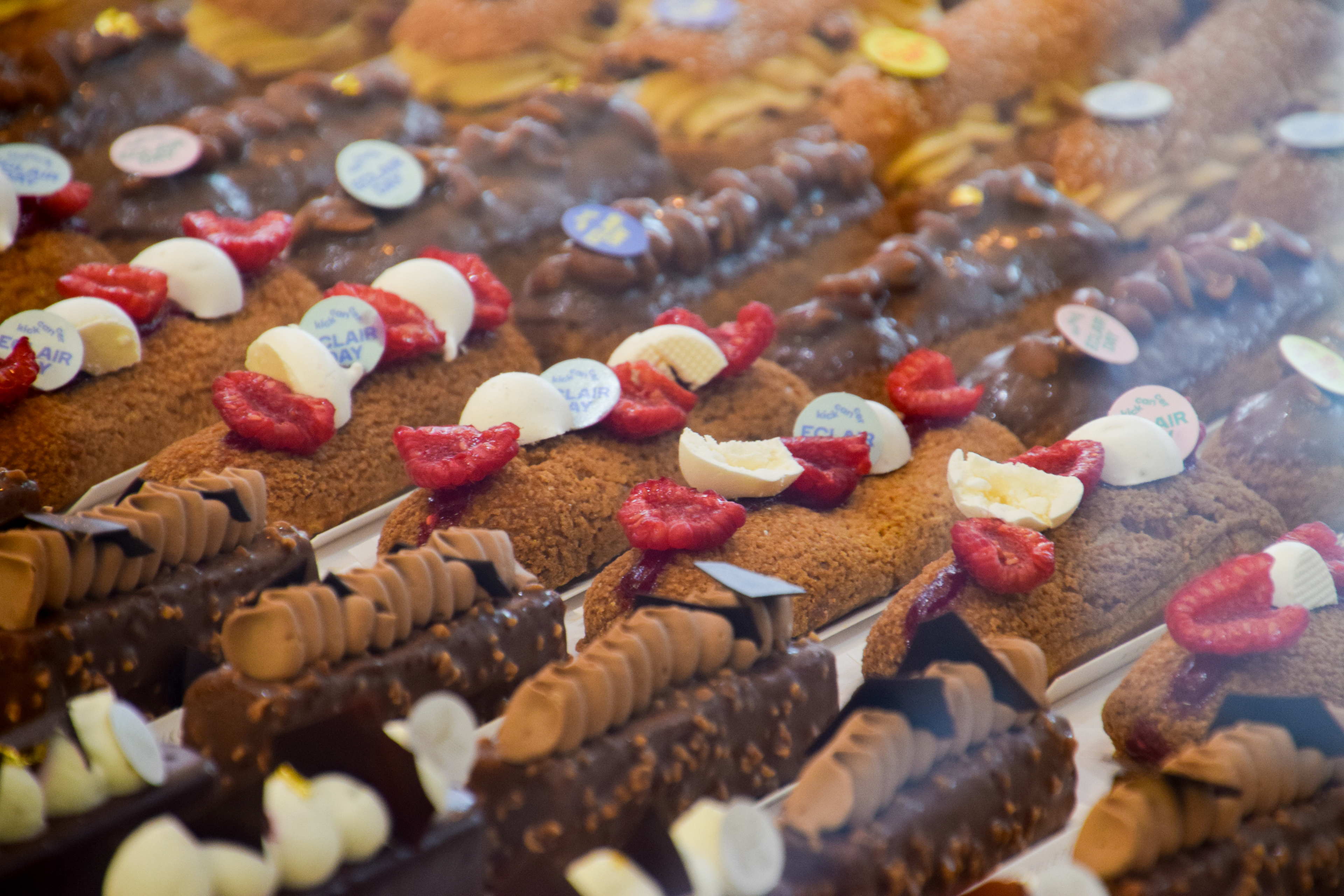 Bijna 500 Belgische bakkers steunen kinderen met kanker tijdens KickCancer’s Dag van de Eclair op 15 maart