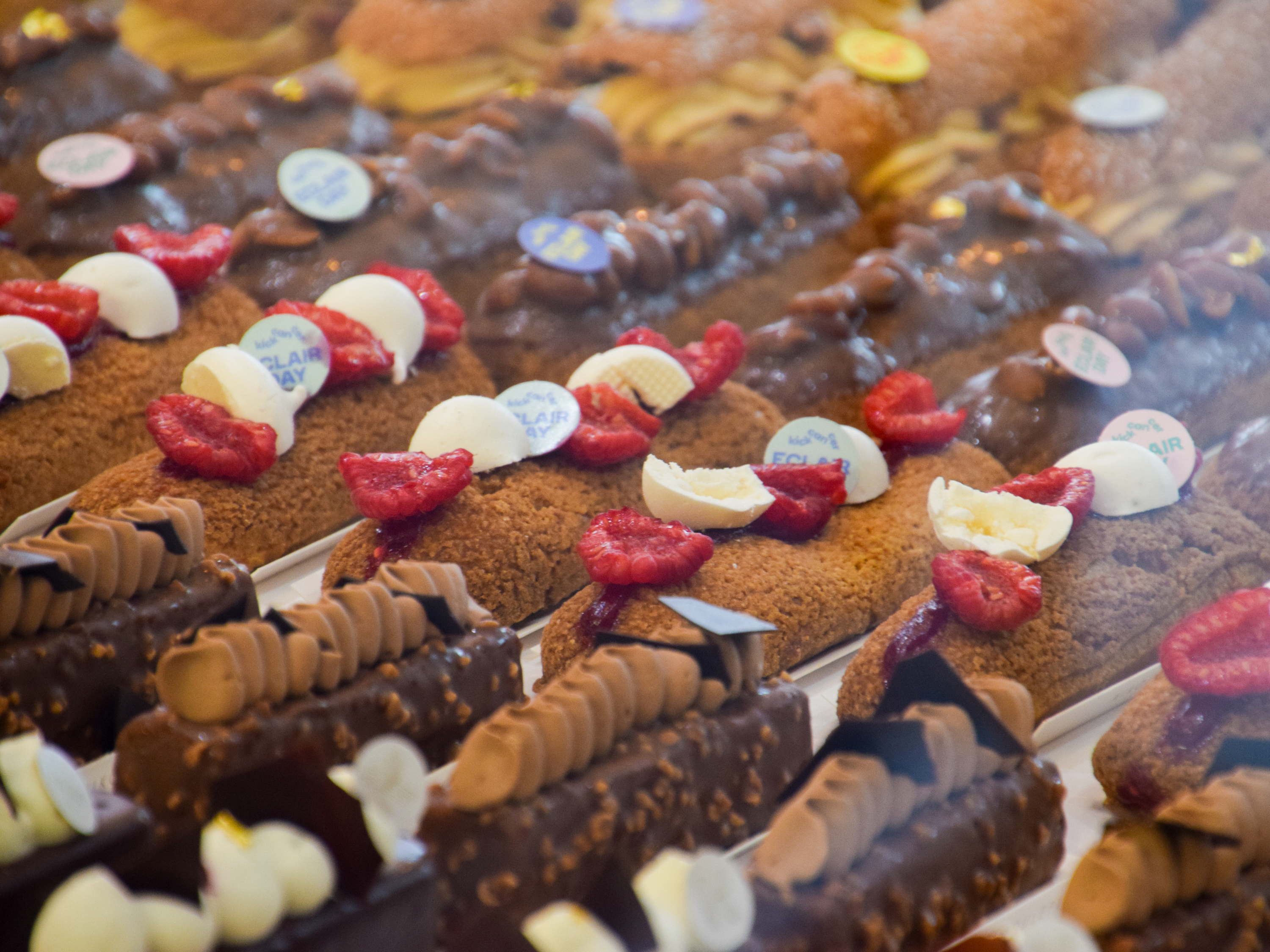 Bijna 500 Belgische bakkers steunen kinderen met kanker tijdens KickCancer’s Dag van de Eclair op 15 maart