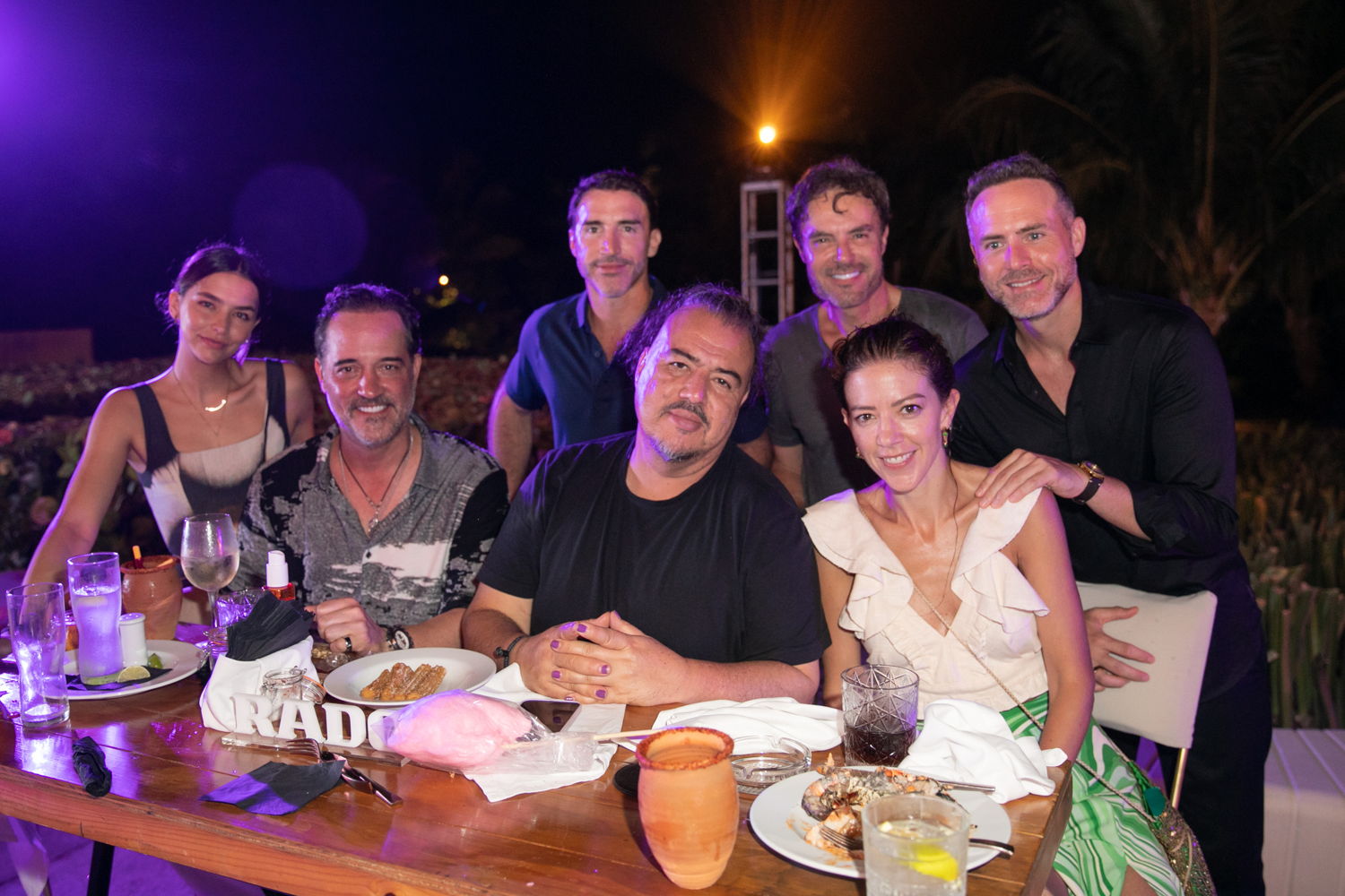 Juana Arias, Miguel Mier, Toño de la Vega, Jorge Mondragón, Alejandro Lopez, Fernanda Castillo y Erik Hayser