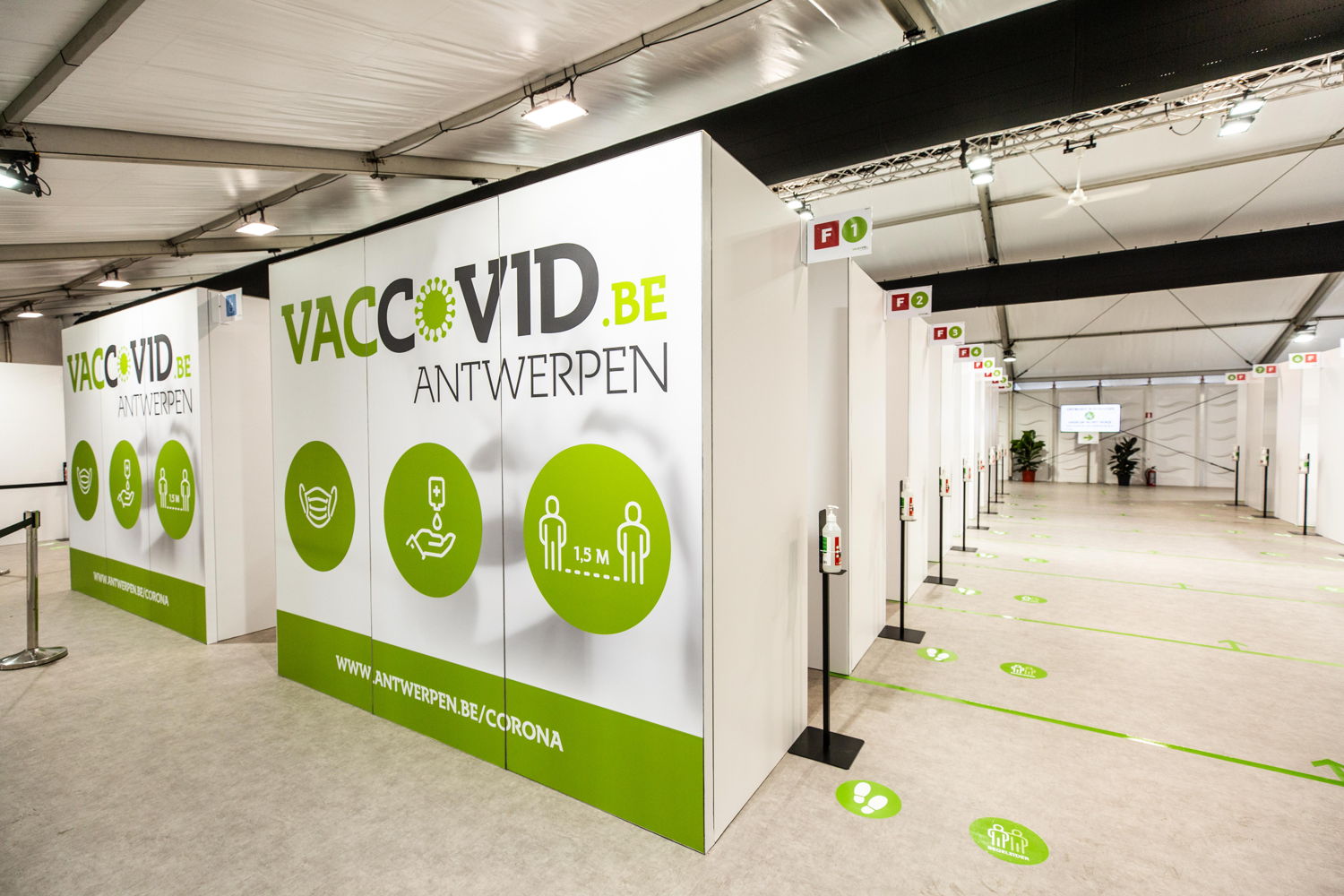De vaccinatiekabinetten van het vaccinatiedorp aan Spoor Oost in  Antwerpen.
