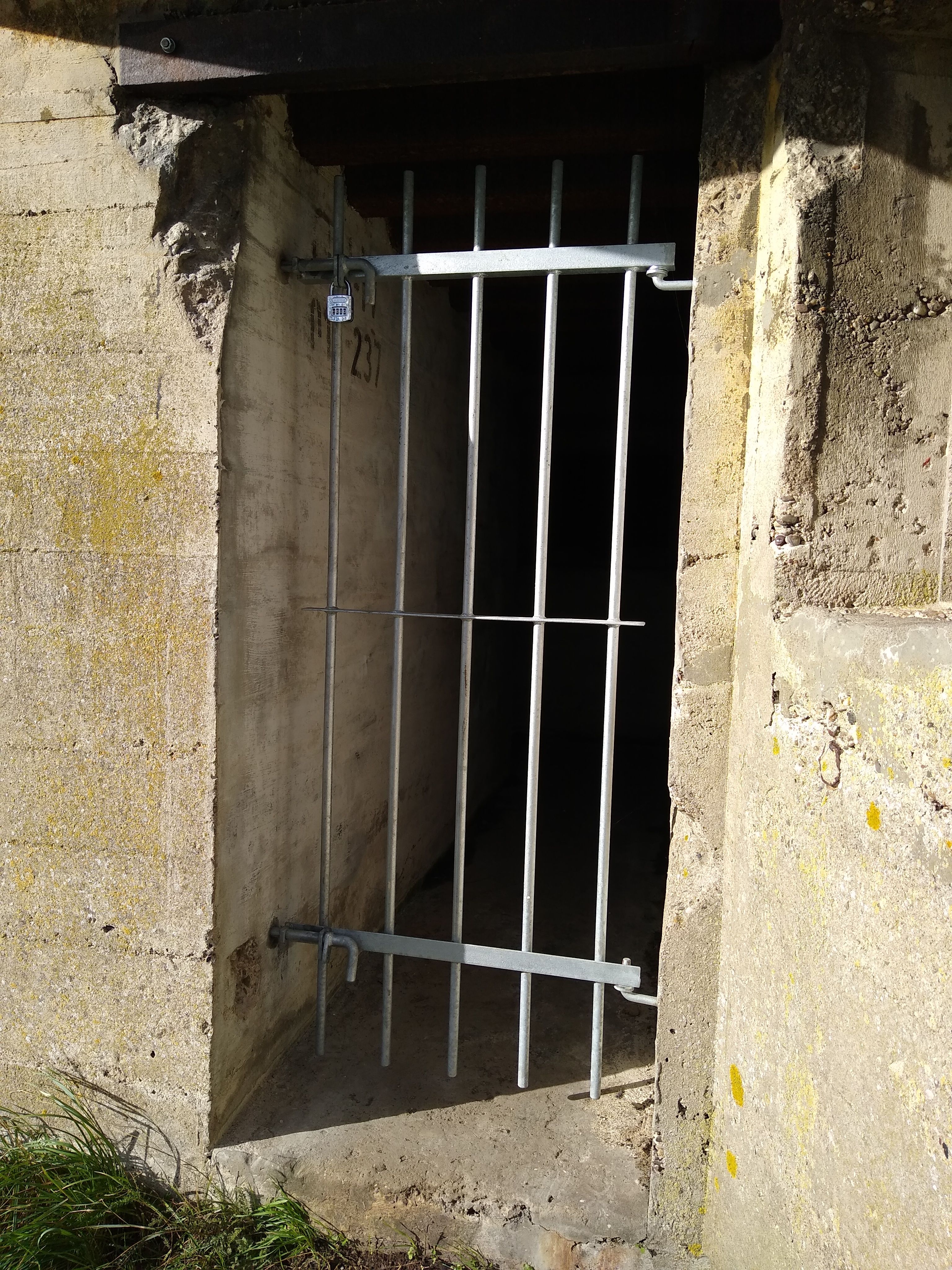 Nieuw hek om bunker o.a. tegen vandalisme te beschermen