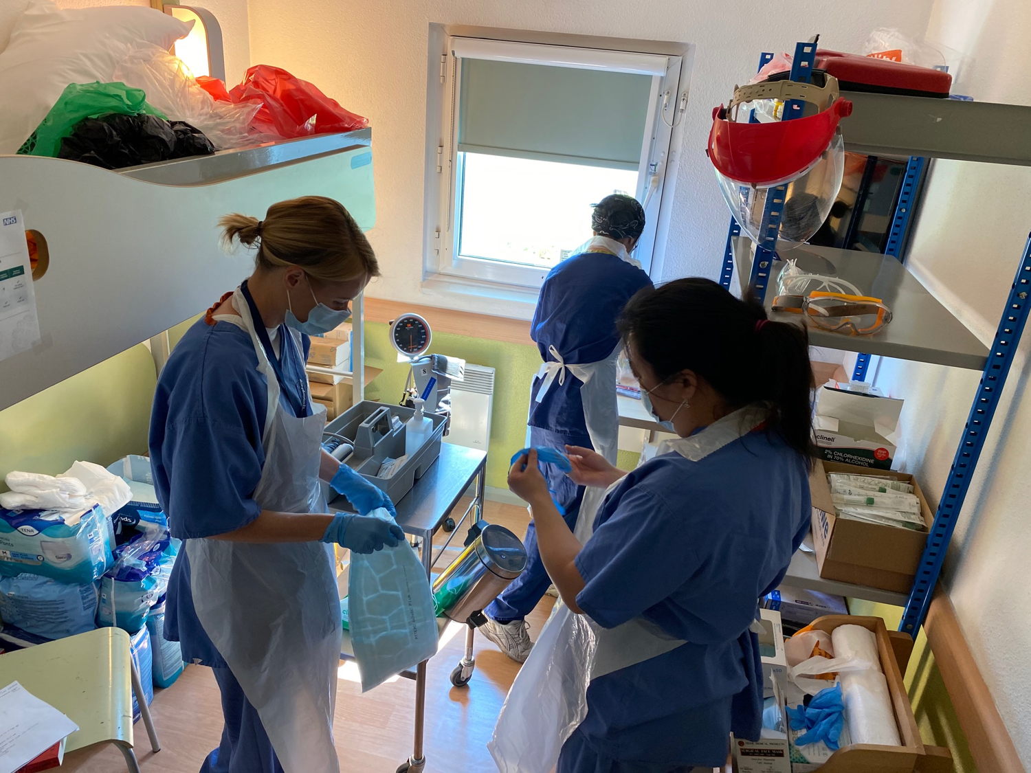 MSF and UCLH staff donning PPE at the COVID CARE centre. Copyright: Louis Dowse/MSF
