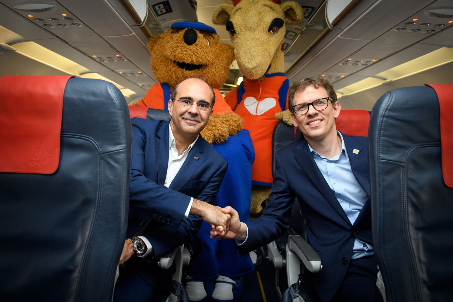 Jan Dekeyser (Neckermann /Thomas Cook) en Bernard Gustin (Brussels Airlines) bezegelen het huwelijk tussen Neckermann/Thomas Cook en Brussels Airlines