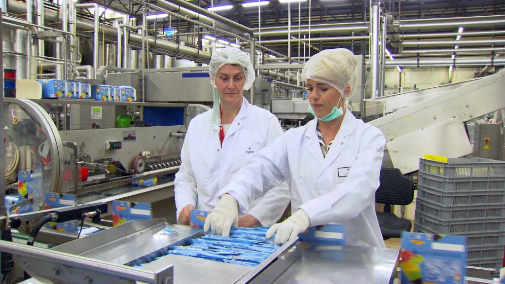 Josje aan de slag in een ijsjesfabriek (c) VRT/Eén