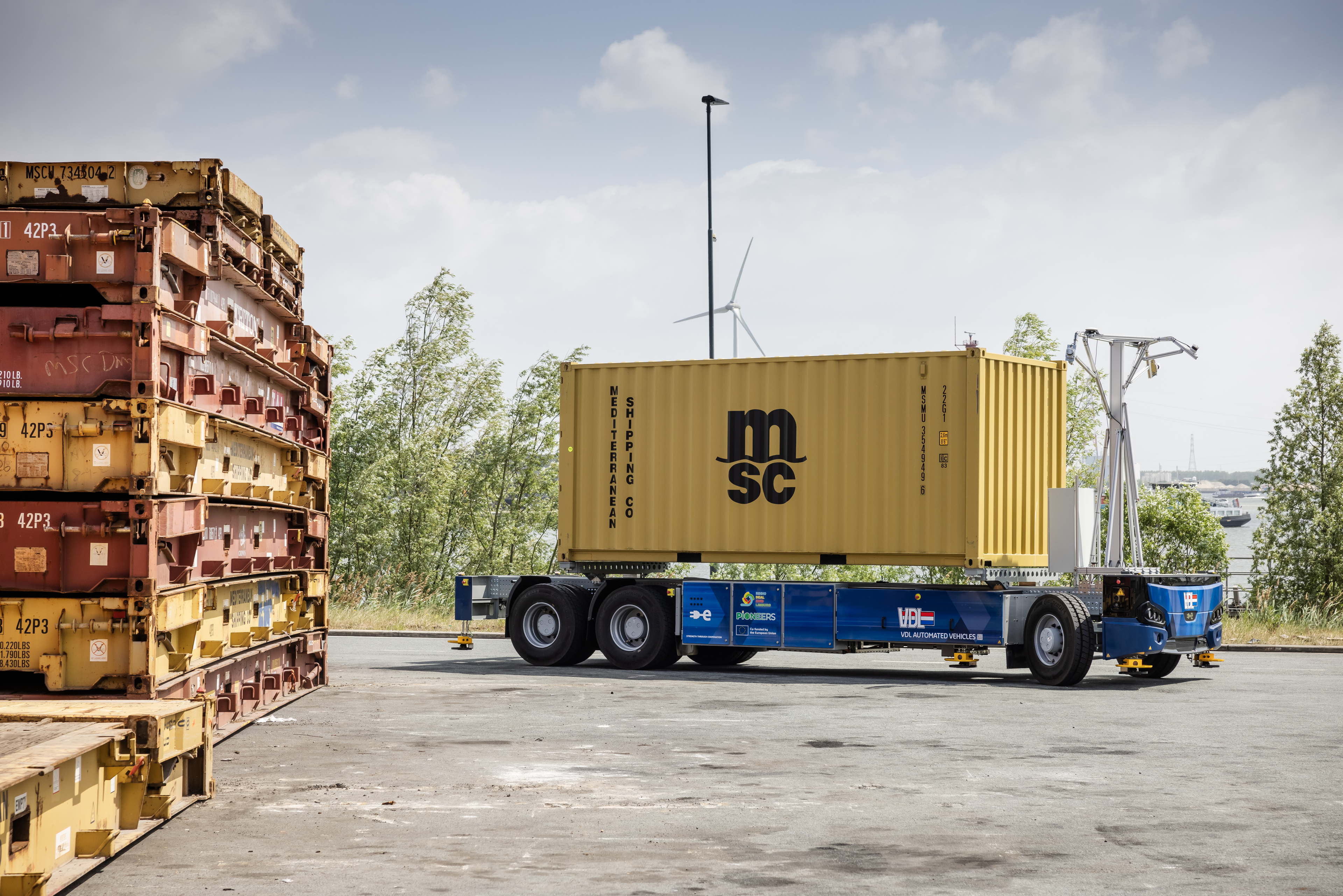 Belgische primeur: elektrische containershuttle rijdt voor het eerst autonoom op een operationele terminal in haven van Antwerpen-Brugge