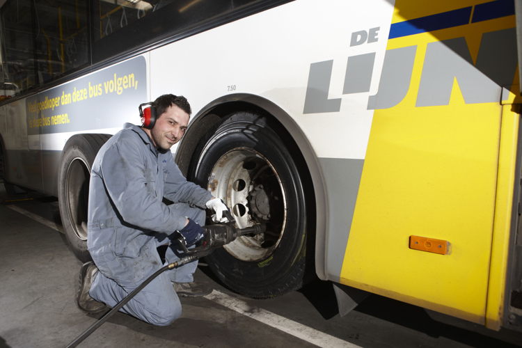 Mecanicien Mo aan de slag in onderhoudscentrum Beverlo. (Foto: Stefaan Van Hul)