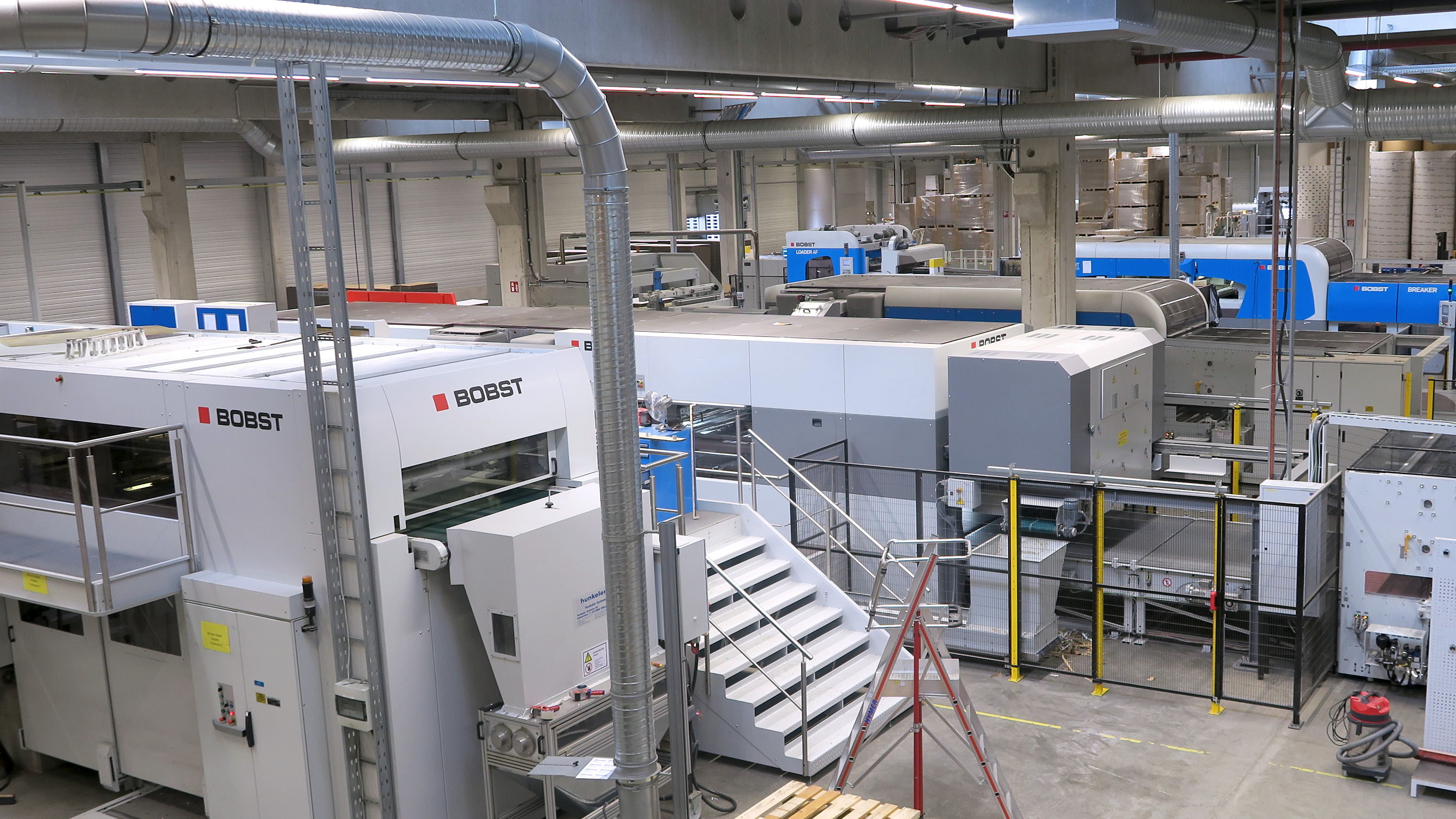 La planta de producción de packit! está equipada con una completa gama de troqueladoras BOBST