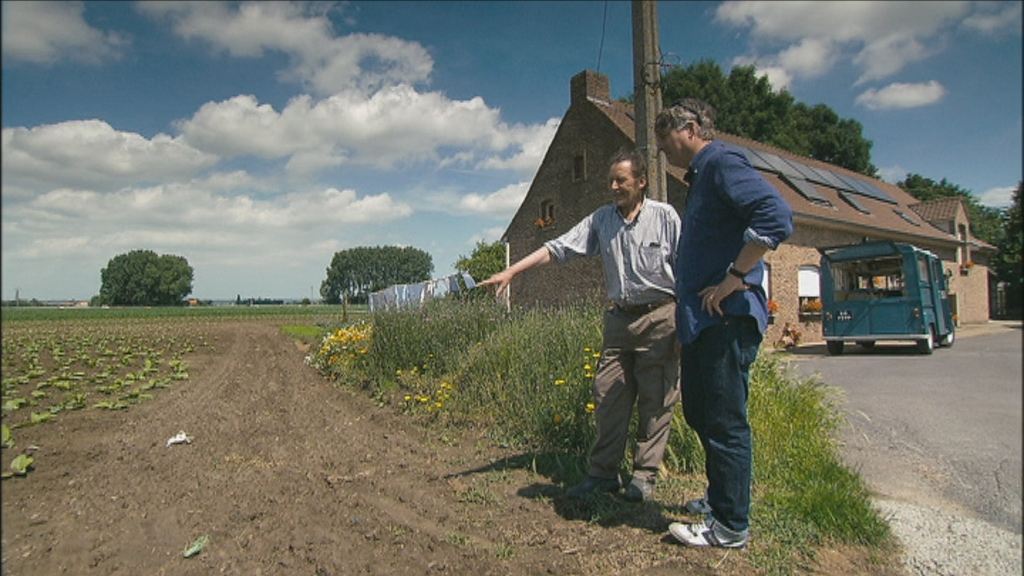 300 jaar grens - Kamagurka praat met tabaksteler Antoon Deneut - (c) VRT - Pretpraters