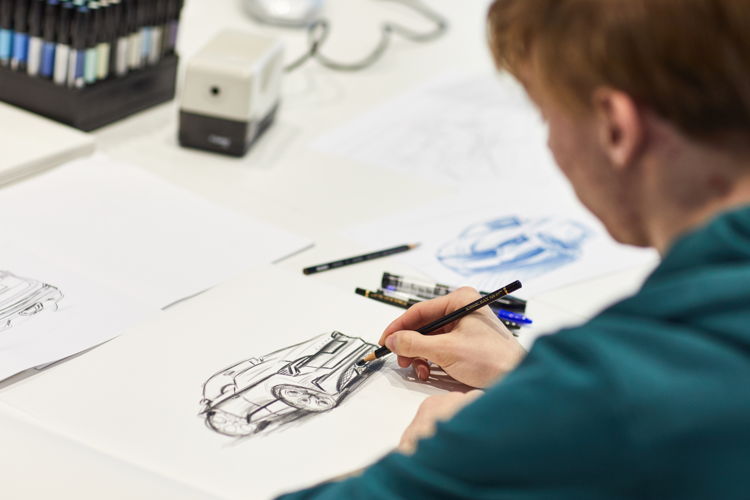 With dedication and passion, the talented students from the
ŠKODA Academy are putting their creative ideas for the
seventh ŠKODA student concept car down on paper