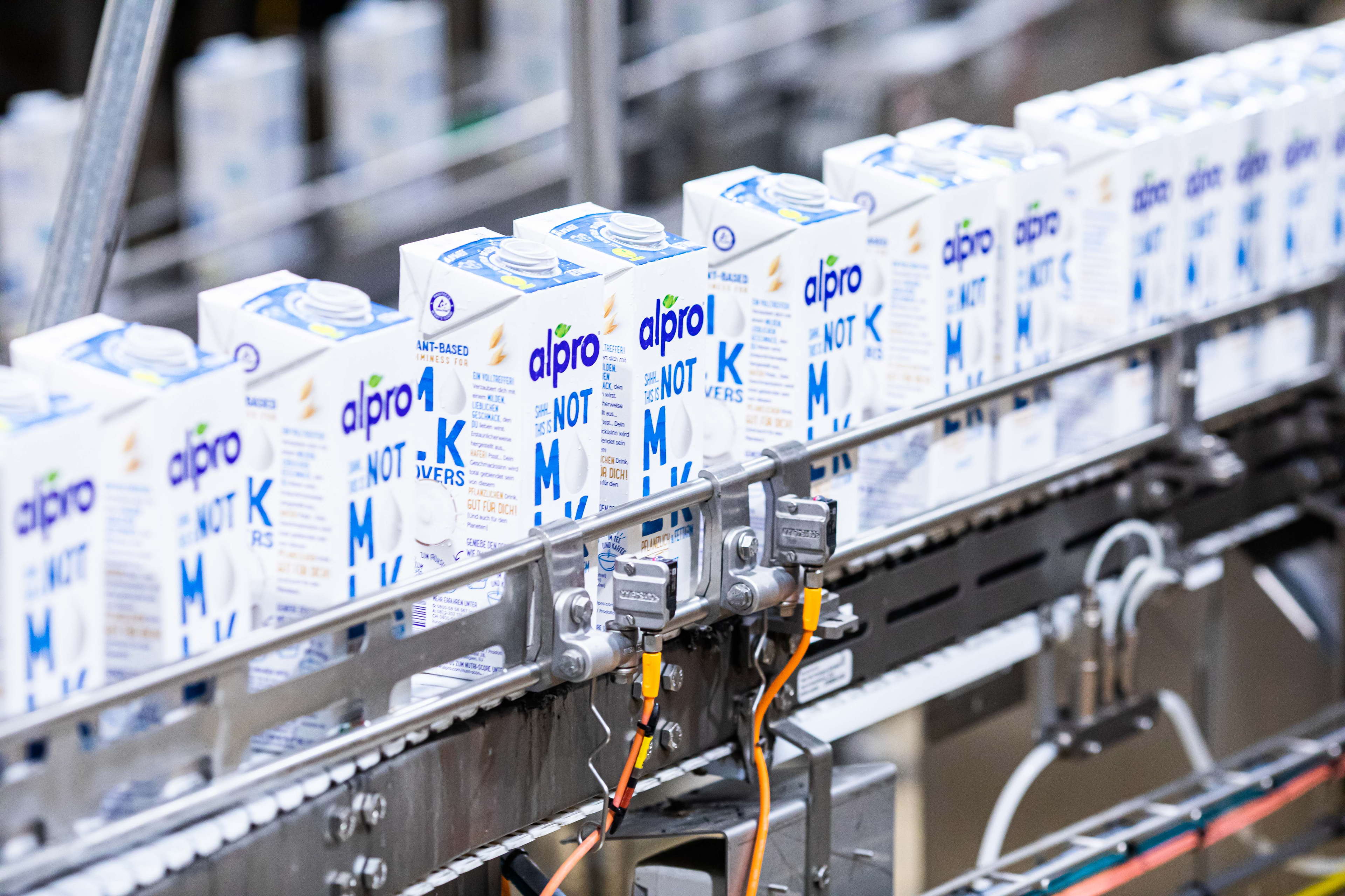 Alpro blijft haar verpakkingen vervangen door duurzamere alternatieven om de ecologische voetafdruk te verkleinen