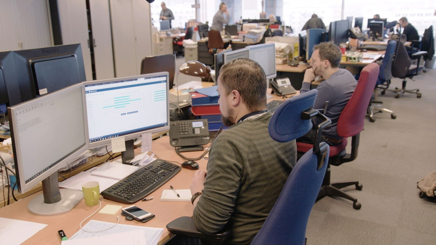 Rechercheur Steven tijdens een opzoeking