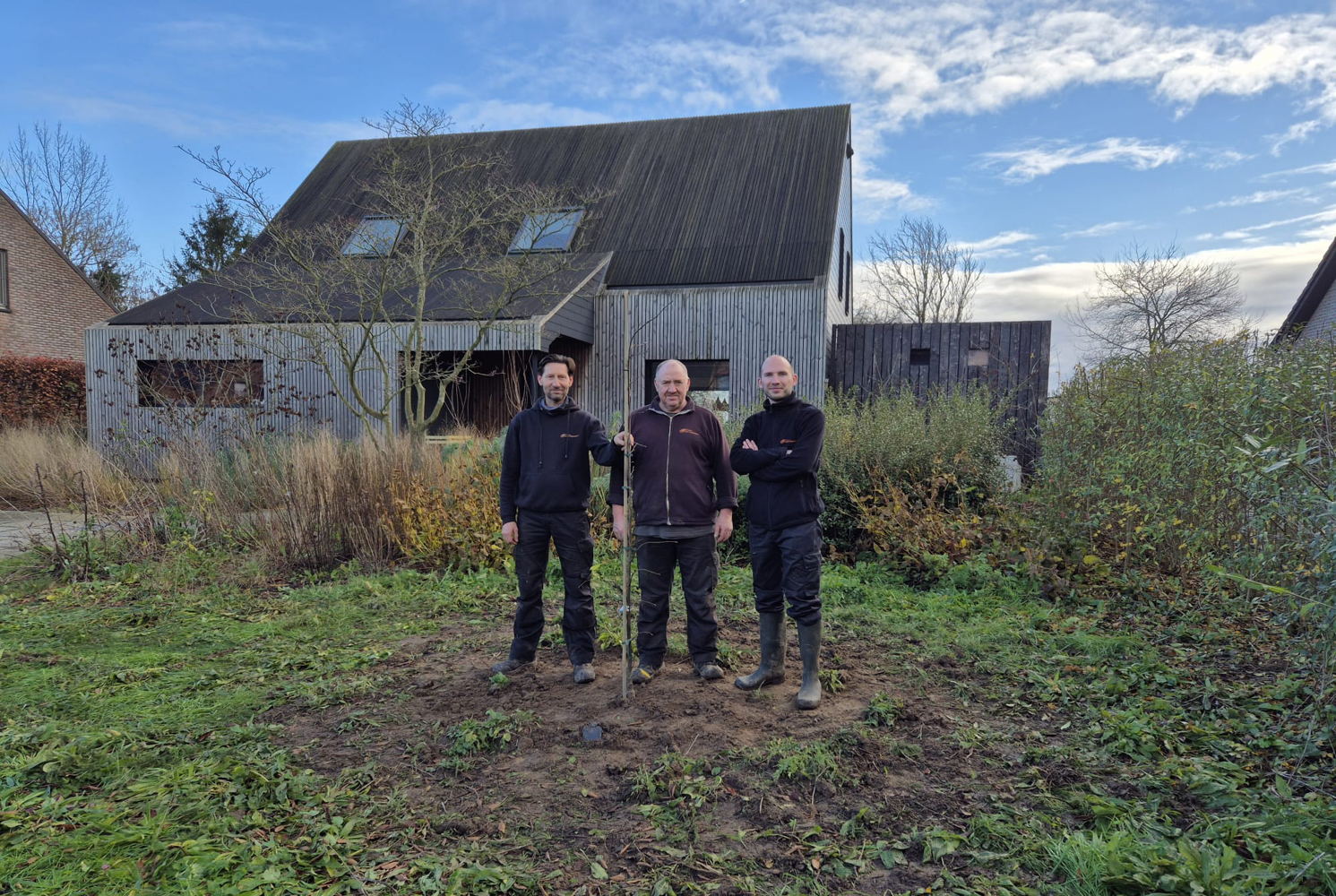 provinciale medewerkers dienst Erfgoed en Arboretum Het Leen bij de ent van de vrijheidsboom van Munte