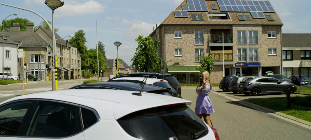 Noa op parkeerplaats