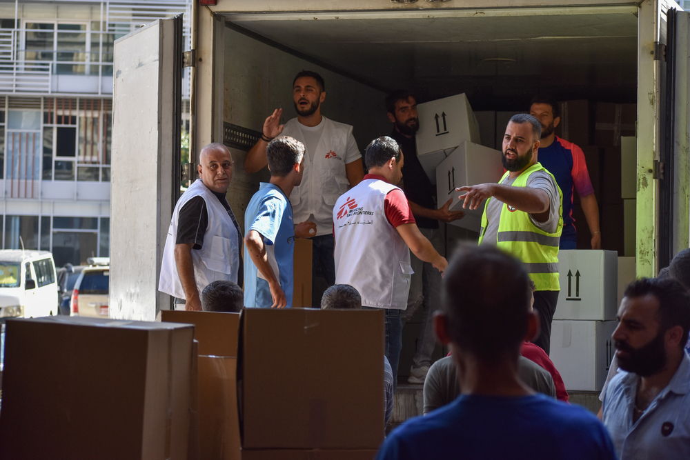 Un equipo de MSF distribuye artículos de primera necesidad en Beirut © Maryam Srour/MSF