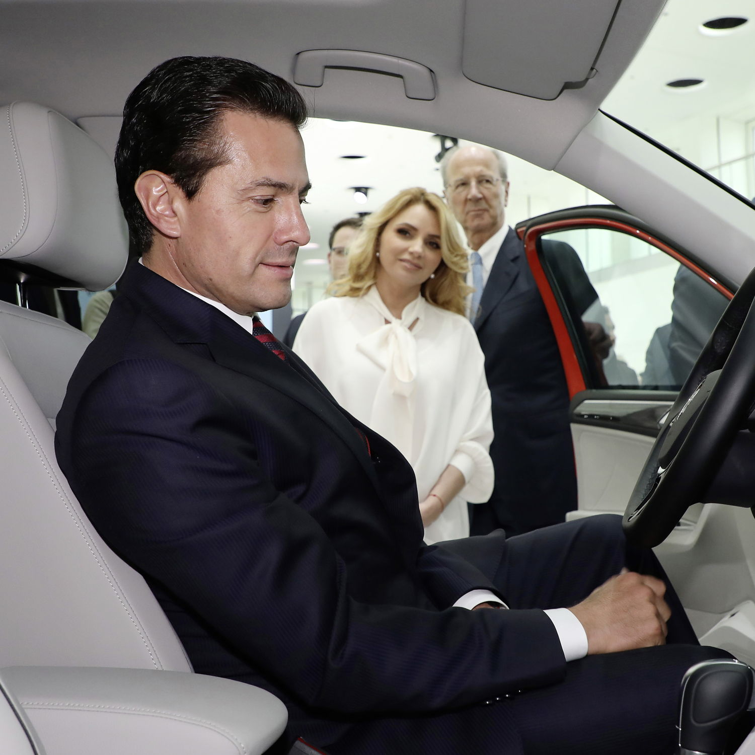 El Presidente de México, Enrique Peña Nieto (izquierda), y la Sra. Angélica Rivera de Peña,  esposa del Presidente de México (centro), con el Sr. Hans Dieter Pötsch, presidente del Consejo de Supervisión de Volkswagen AG (derecha), visitaron la exposición de vehículos en la sede de Volkswagen en Wolfsburg.