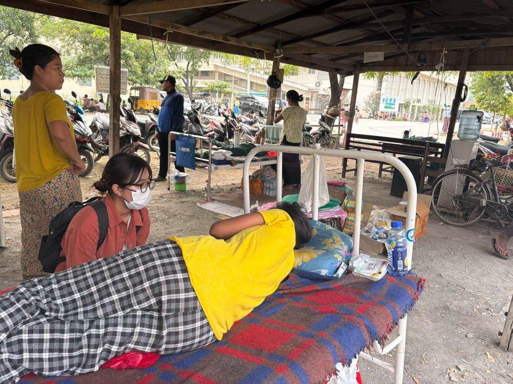 A volunteer providing psychological first aid to a patient admitted after the earthquake in Mandalay Teaching Hospital. Photographer: MSF | Location: Myanmar | Date: 05/04/2025
