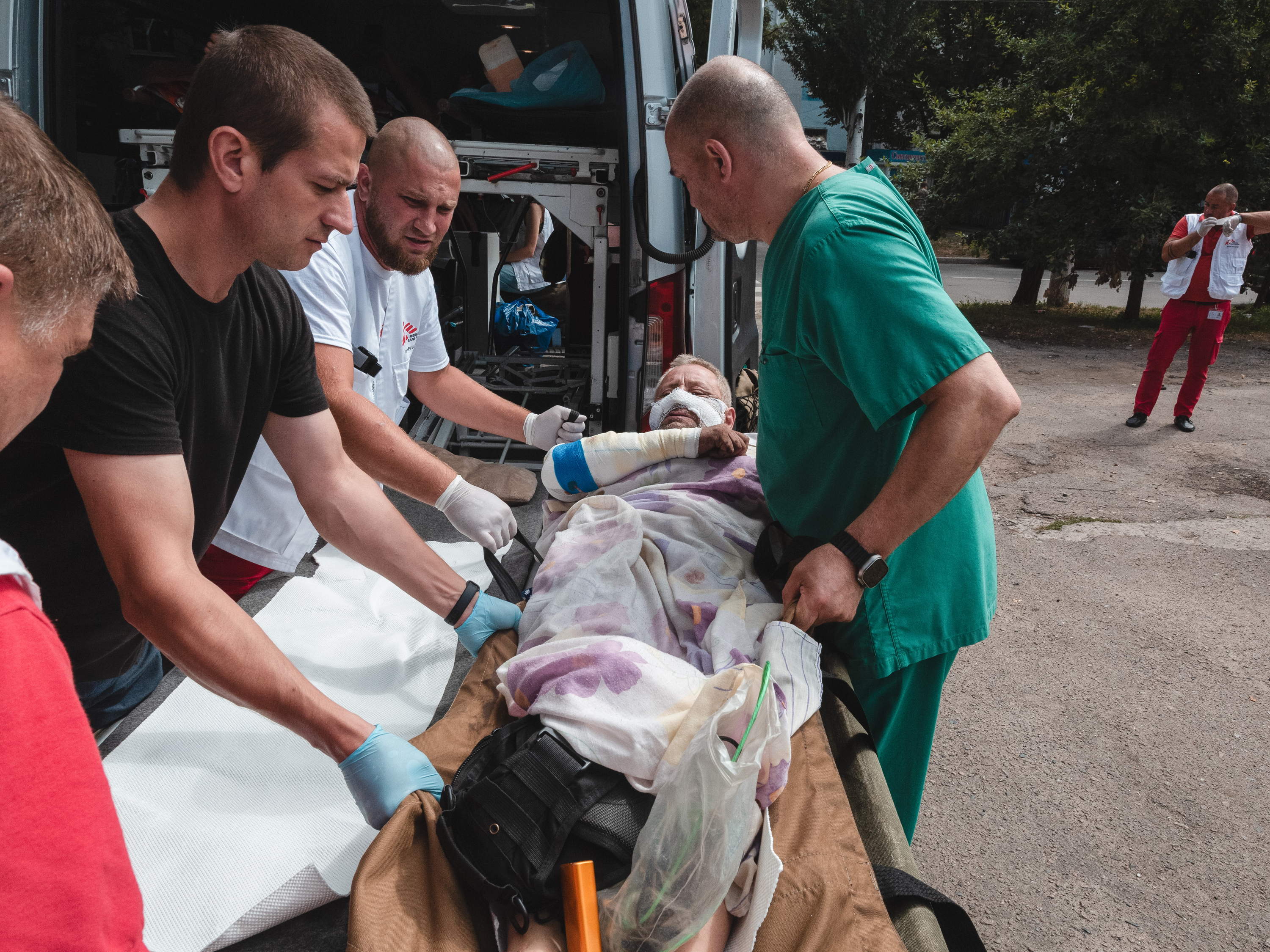 El incremento del 30% en el número de pacientes trasladados en ambulancias de MSF muestra la escalada de la guerra y de las necesidades médicas 