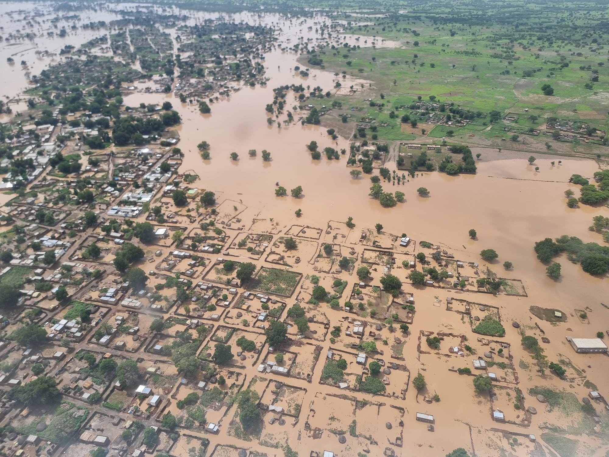 06 augustus, 2024 - Enorme overstromingen in het oosten van Tsjaad troffen de stad Koukou. Duizenden mensen zitten nu vast zonder voldoende voedsel, onderdak of drinkwater.