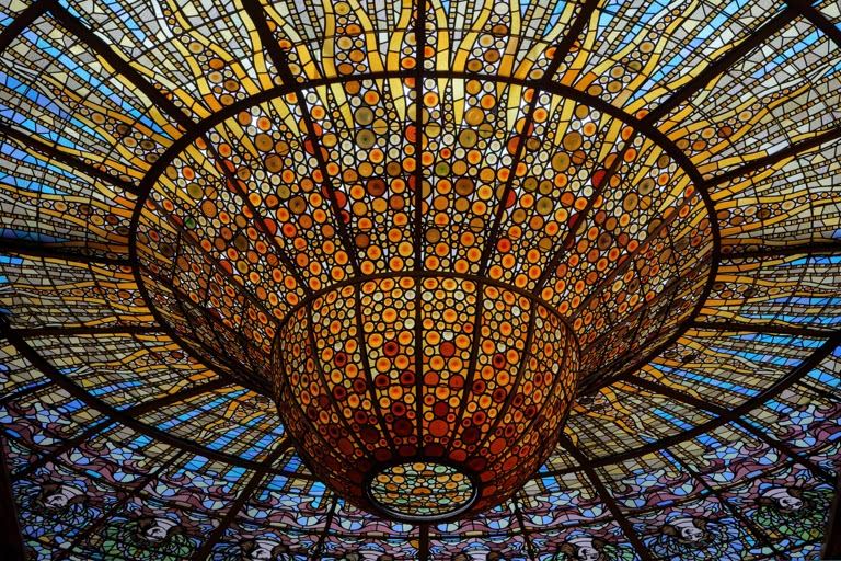 Huge stained glass drip-shaped skylight by Rigalt Granell & Cia, which illuminates the Concert Hall at the Palau de la Musica Catalana. AKG4776764 © akg-images / Manuel Cohen