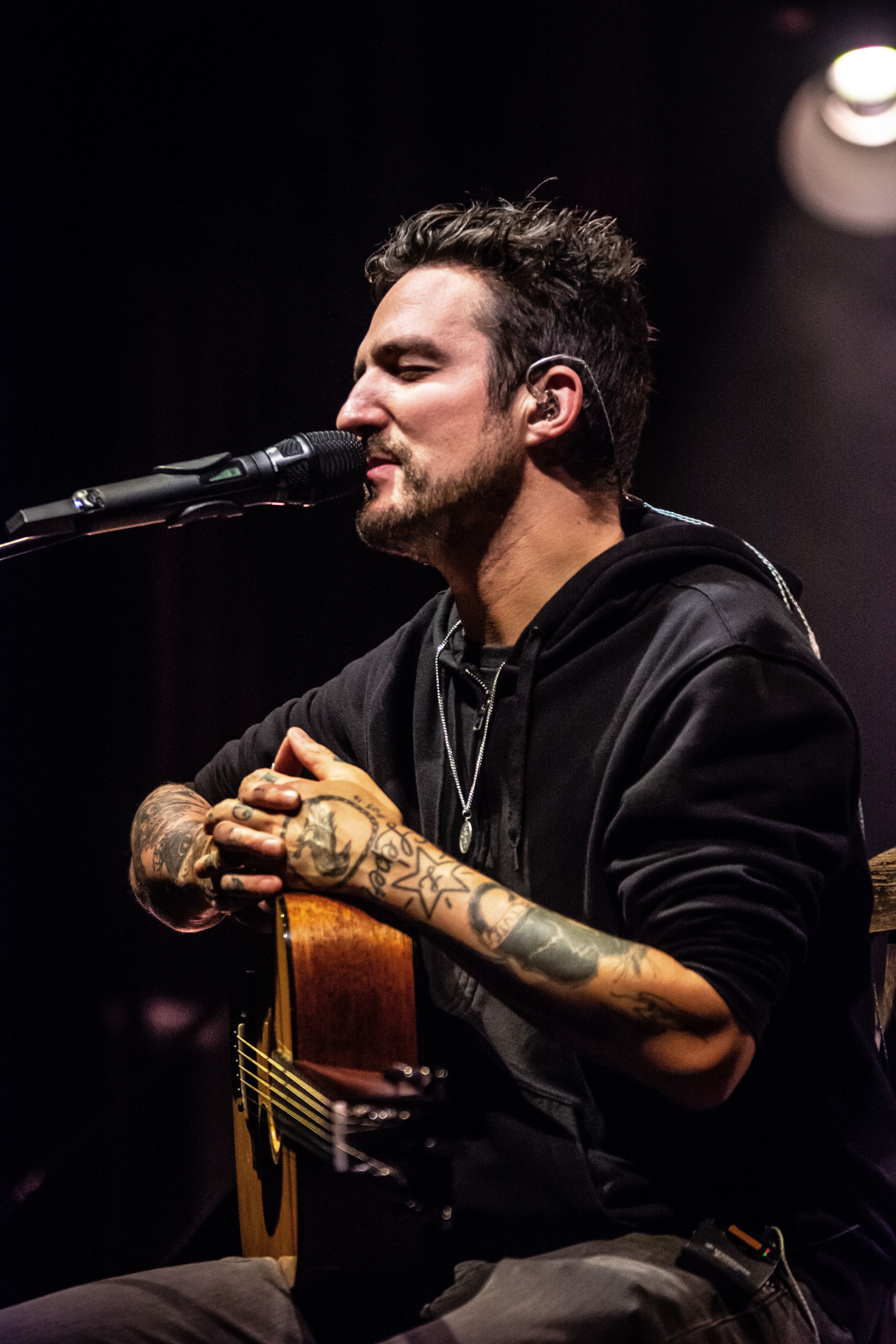 English punk and folk singer-songwriter Frank Turner has upgraded his wireless microphone system to Sennheiser Digital 6000
​
Photo credit: insta@fuckinclairphotos