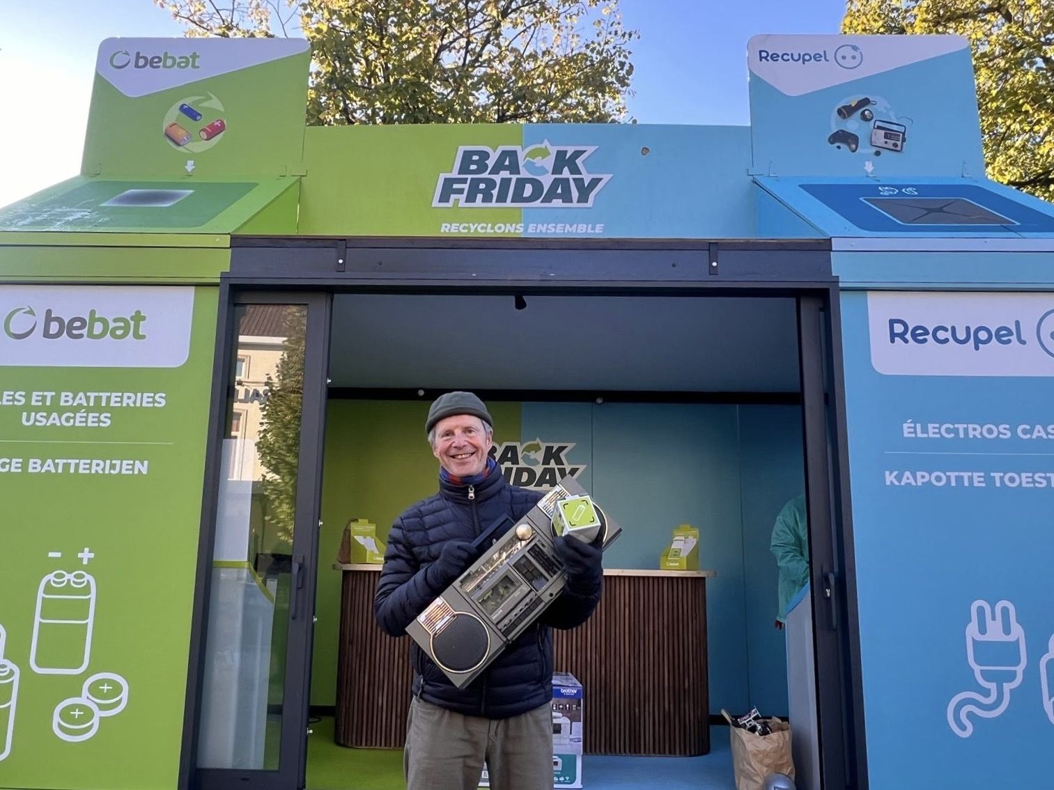 Thierry était dans les premiers à déposer ses piles et batteries usagées, ainsi qu'un radio-cassette, au point de collecte ce matin à Forest.