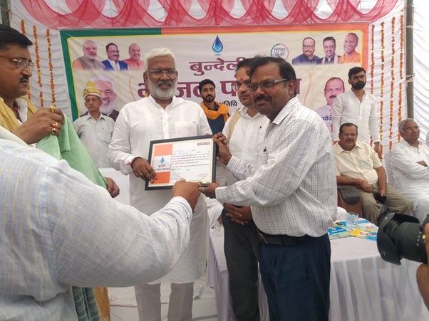 Minister presenting award to Dr Ramesh Singh from ICRISAT