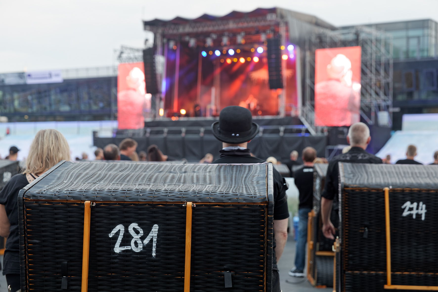 Die etwas andere Beachparty: im Strandkorb genießen Fans das Konzert der Hamburger Darkrocker