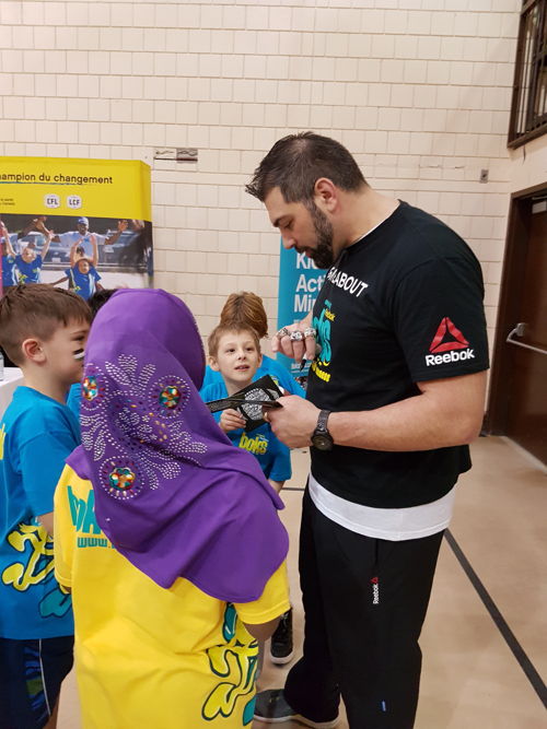 Randy Chevrier a signé des autographes à l’École Centennial Community School